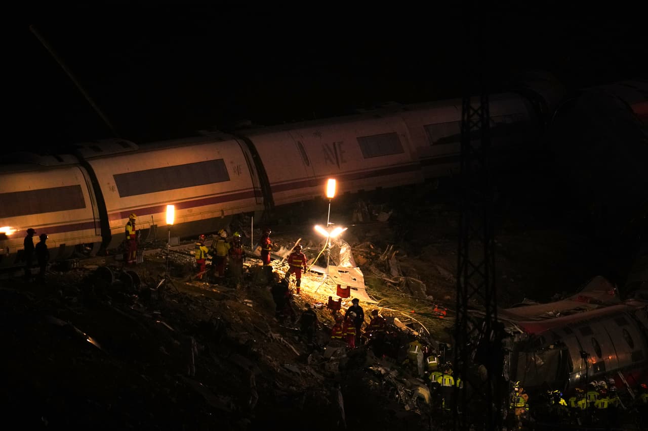 En la zona del desastre comienza a despuntar la noche y los cuerpos de emergencia continúan sus labores de rescate.