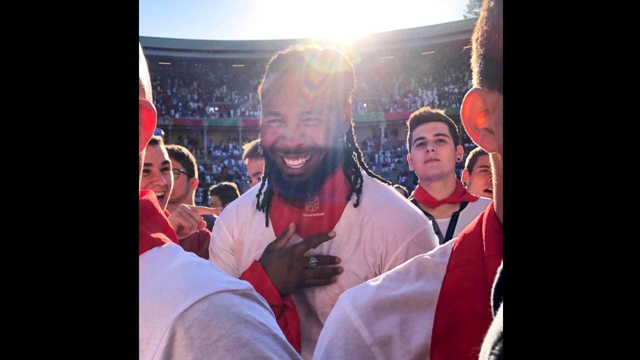 ¡Qué valiente! Josh Norman corrió en los encierros de San Fermín