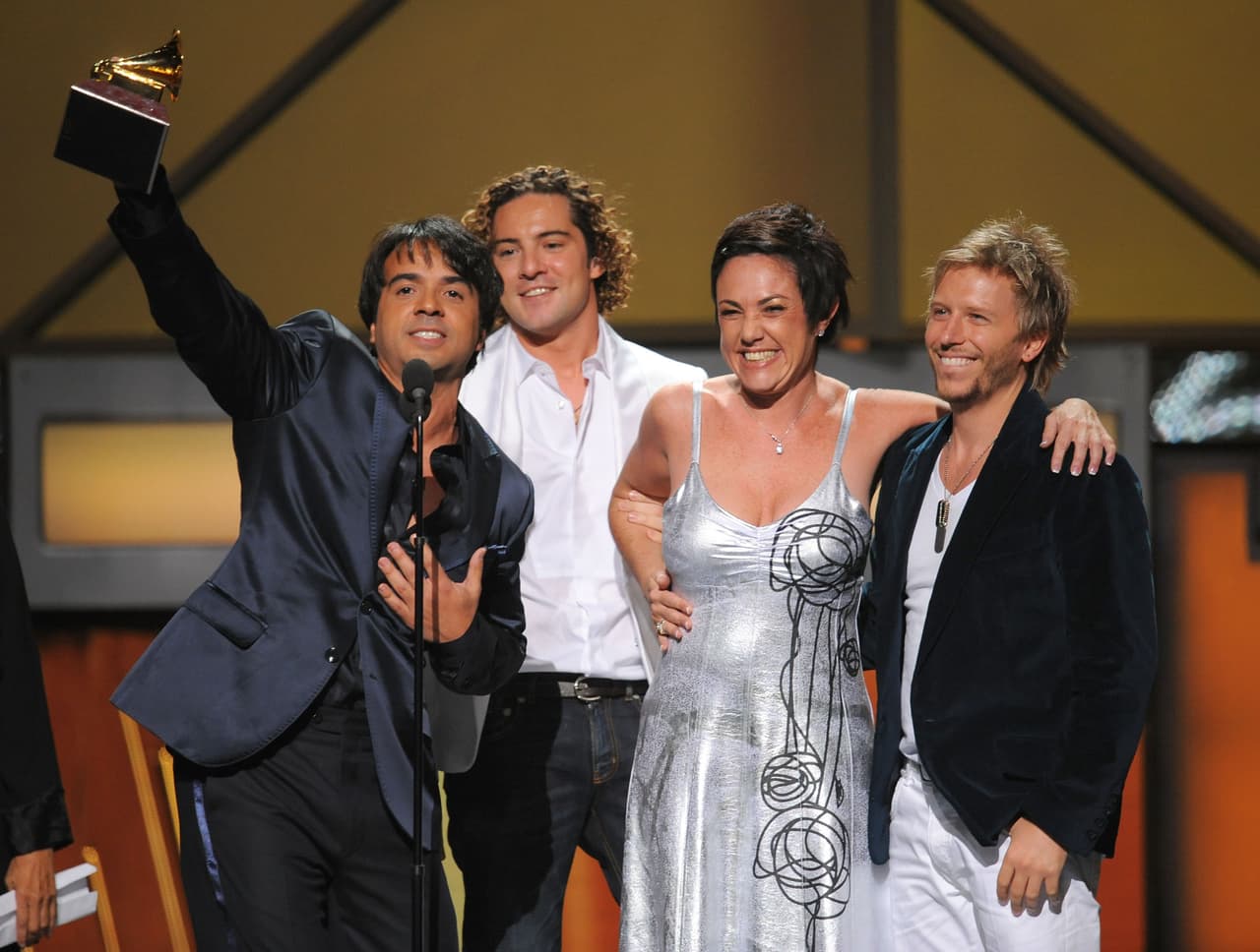 Gracias al tema 'Aquí estoy yo', interpretado por Luis Fonsi en colaboración con Aleks Syntek, Noel Schajris y David Bisbal, el puertorriqueño se llevó el Latin GRAMMY a 'Canción del Año'.