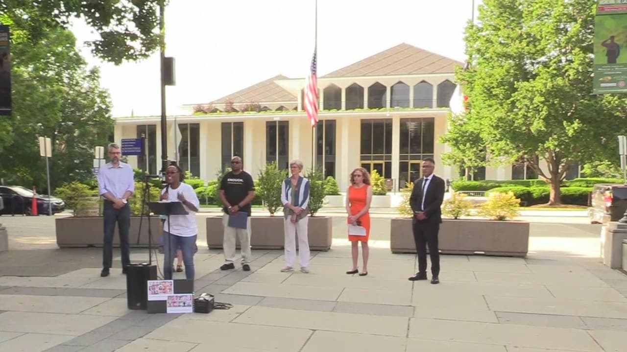 Organizaciones comunitarias se reunieron frente a la Asamblea General en Raleigh para realizar una vigilia en honor a las víctimas del tiroteo de Uvalde, Texas.