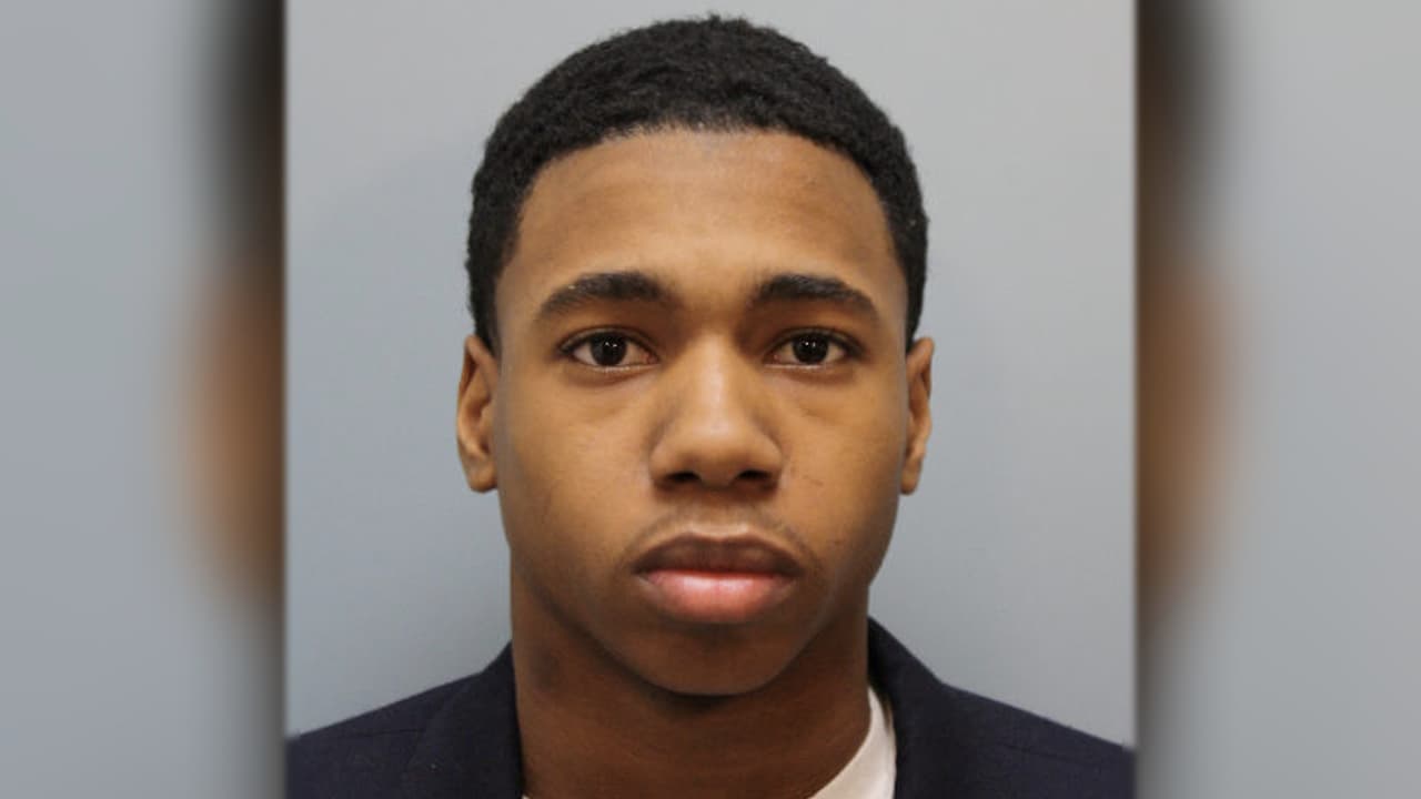 Adolescente enfrenta cargos por matar a su novia, de 15 años, mientras jugaba con un rifle