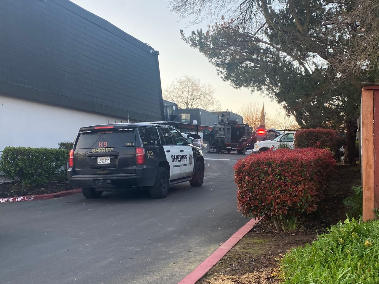 Sospechoso de violencia doméstica se atrinchera en Carmichael