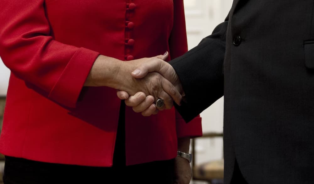 Niños musulmanes se niegan a darle la mano a una maestra por sus creencias religiosas