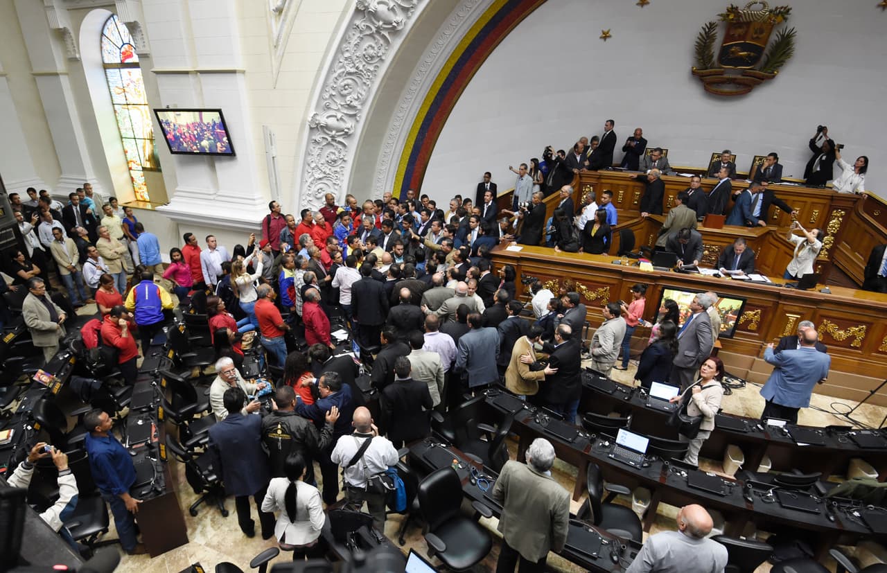 Diputados chavistas se incorporan a la Asamblea Nacional en Venezuela