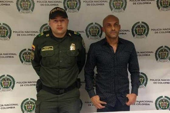 El exjugador de la selección colombiana Diego León fue detenido en octubre de 2016 cuando se dirigía a España con 1.1 kilogramos de cocaína. Fue abordado en el aeropuertoen Medellín por perfiladores de la Policía colombiana, quienes mediante una placa de rayos x abdominal detectaron que portaba un calzoncillo con cocaína en su interior adherida al cuerpo.