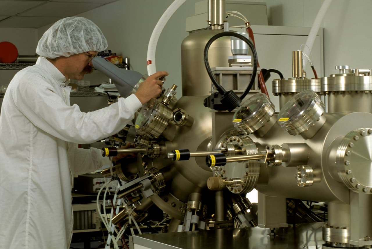 El sector químico, que se encarga de extraer y procesar materias primas naturales o sintéticas con el fin de crear un producto comercial, en forma de medicamentos y fertilizantes, está exento a la orden de quedarse en casa.