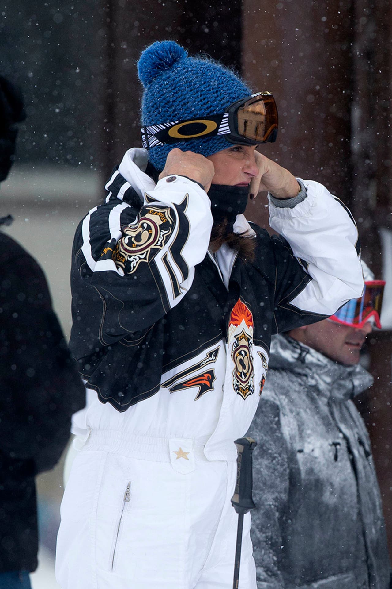 Caitlyn se abrigó muy bien con un traje blanco con negro.
