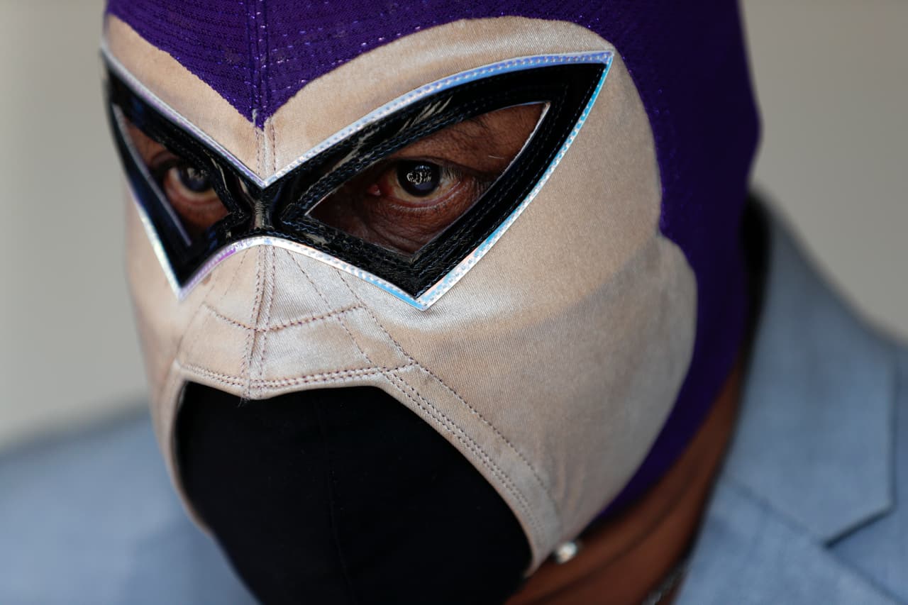 De acuerdo a la información más reciente aportada por la secretaría de Salud, México contabiliza 159,793 casos y 19,080 
<a href="https://www.univision.com/temas/muertes">muertes </a>por coronavirus. 
<b>En la Ciudad de México, la zona más afectada del país, los datos más recientes contabilizan 38,117 contagios y 5,042 defunciones.</b>
<br>
<br>El Fantasma, presidente de la comisión Lucha Libre de la Ciudad de México, usa una protección de tela sobre su boca como medida preventiva contra el covid-19 debajo de su máscara de lucha libre durante la distribución de alimentos y artículos para el hogar.