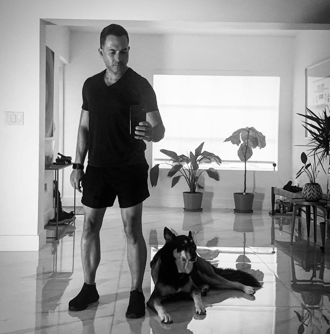 Por esta semana, nos despedimos con una hermosa postal de nuestro Carlitos y Mía, su hermosa mascota, después de una refrescante y saludable caminata juntos. Te esperamos la próxima semana, para que con tu presencia llenes nuestros días de color.