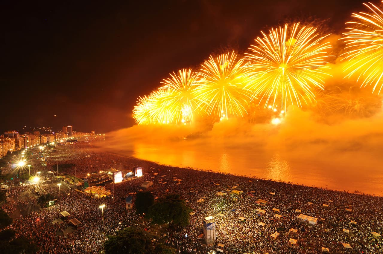 <b>Río de Janeiro</b>
<br>
<br>Eduardo Paes, alcalde de esa ciudad, anunció el 18 de diciembre que 
<a href="https://www.dw.com/es/%C3%B3micron-rio-de-janeiro-cancela-celebraci%C3%B3n-de-a%C3%B1o-nuevo/a-60023640"><u>las celebraciones para recibir el nuevo año fueron canceladas</u></a>. “Respetamos la ciencia. Como hay opiniones divergentes entre los comités científicos, siempre nos quedaremos con los más restrictivos", escribió Paes.
<br>
<br>"Tomo la decisión con tristeza, pero no podemos organizar la celebración sin el aval de todas las autoridades sanitarias”, agregó.
<br>