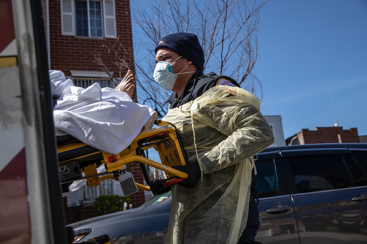 Cabrera al momento de meter en una ambulancia a uno de los pacientes graves en Yonkers. El 10 de abril el estado de Nueva York superó a cualquier otro país en el número de casos reportados de coronavirus.