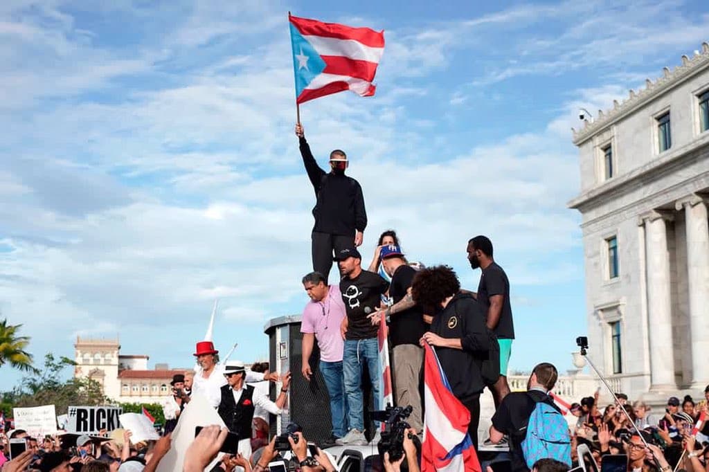 17 de julio- Se lleva a cabo una de las manifestaciones más poderosas en la Isla, liderada por deportistas, artistas y miles de puertorriqueños en las calles del Viejo San Juan.
<br>