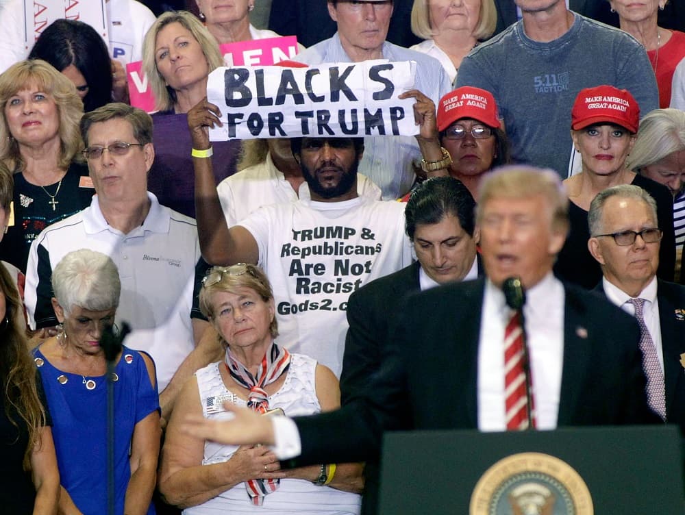 El oscuro y polémico pasado del hombre negro que ovacionó a Trump en su discurso en Phoenix
