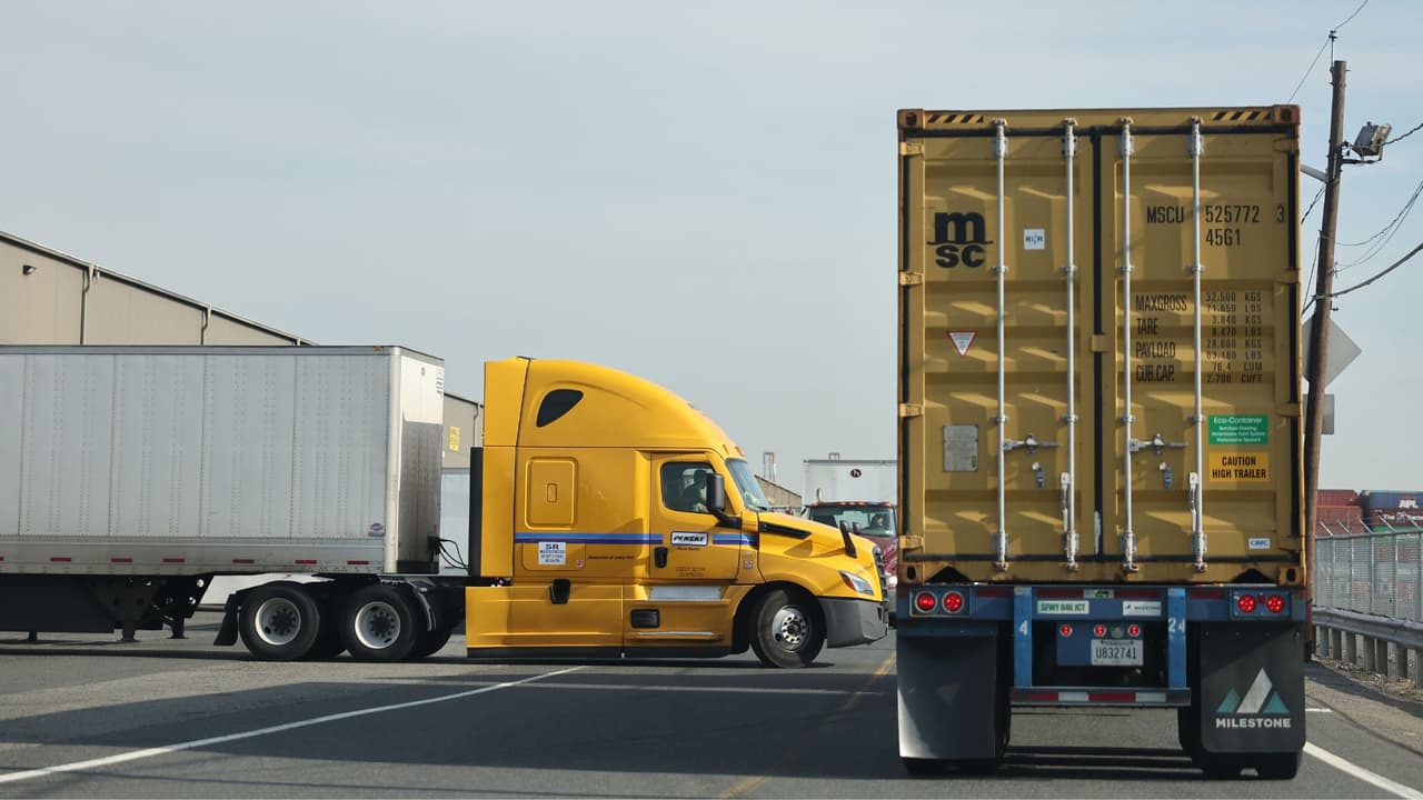 Texas exige a traileros dominar inglés para otorgar licencias y advierte que harán pruebas de idioma