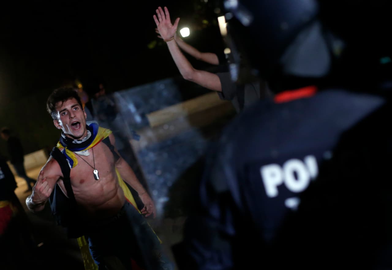 Una multitud se congregó en la Plaza de Catalunya en una manifestación donde se ondeaban banderas independentistas. Horas más tarde algunos activistas se enfrentaron violentamente con las autoridades locales en varios puntos de Barcelona.
