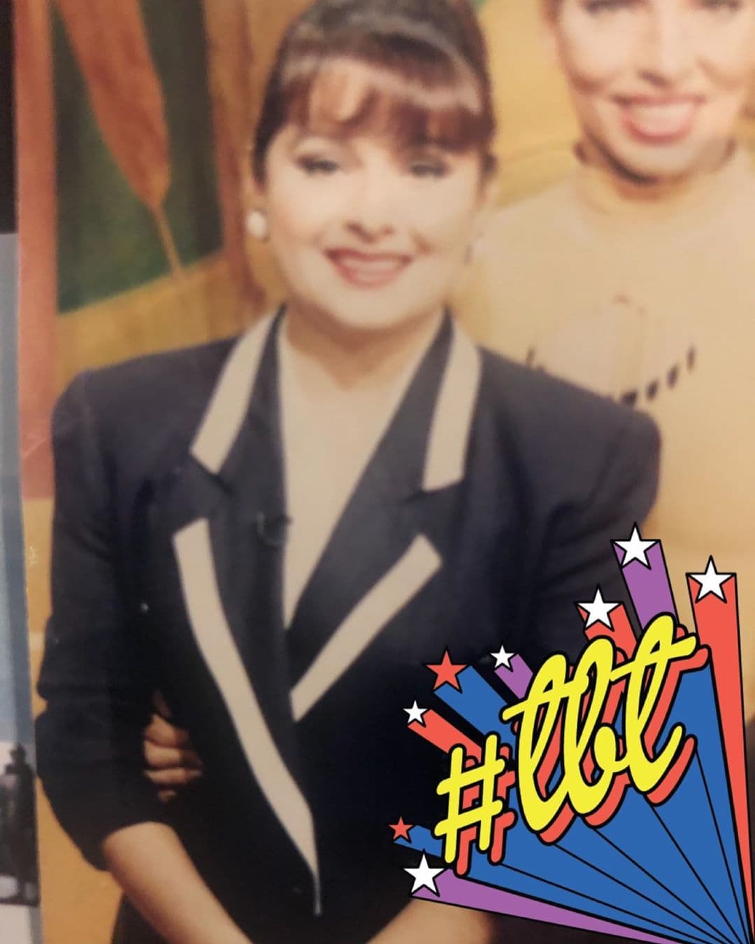 Con la foto de la periodista recordamos que en esa época las hombreras y el fleco eran elementos típicos del look.