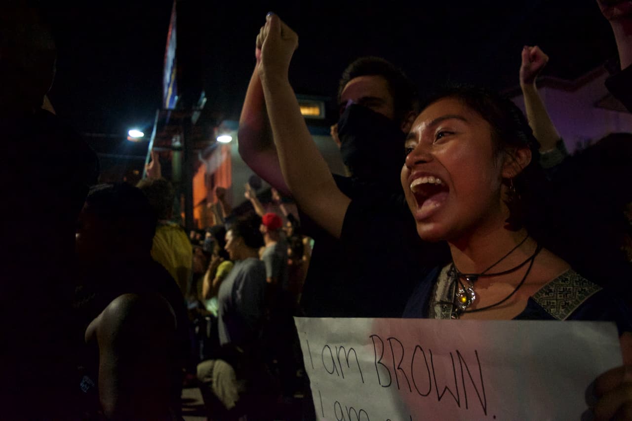 "Soy morena y soy latina". Varios jóvenes inmigrantes llevaban pancartas en las que expresaban su identidad y a la vez su preocupación por las políticas que contra esa comunidad, fueron la base de campaña del electo presidente Donald Trump.