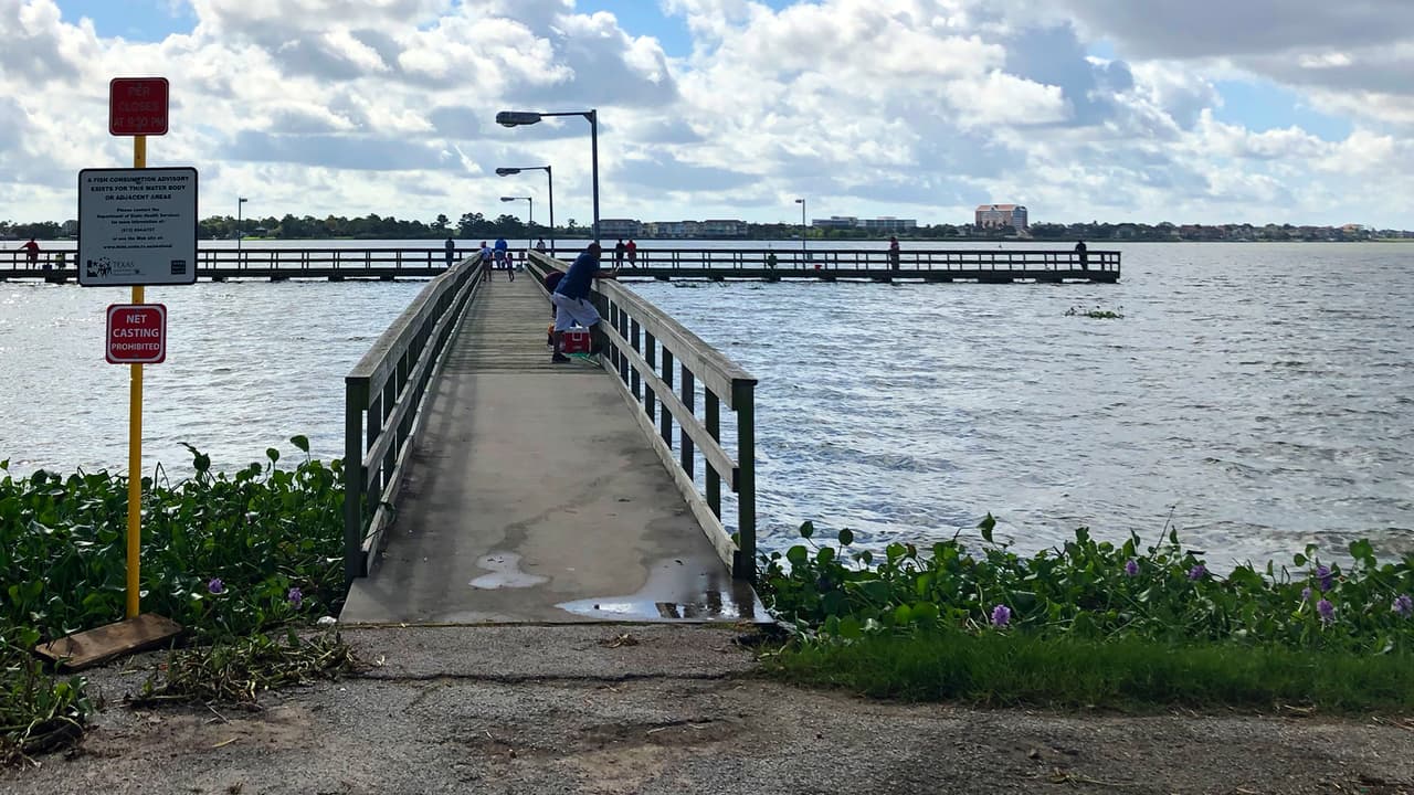 El muelle es ideal para solo pasar el tiempo deleitando la mirada (y todos los sentidos) con el ambiente marino.