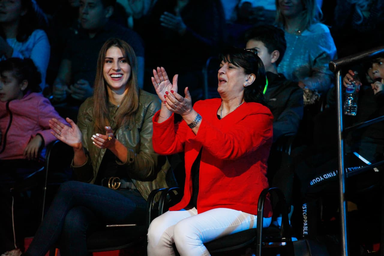 Santiago contó con el apoyo de su mamá, quien estuvo en primera fila y en ningún momento dejó de aplaudirle.