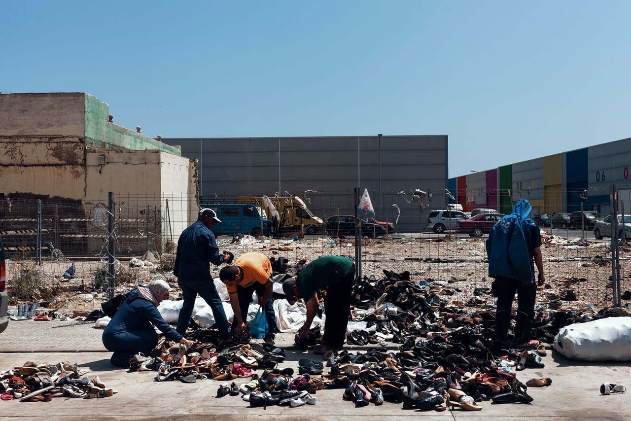 Vendedores ambulantes ofrecen zapatos usados a los inmigrantes cerca de uno de los cruces fronterizos. Los jóvenes viajantes se comunican con sus familiares a través de Facebook y por lo general solo comparten los puntos positivos de su viaje y omiten las duras condiciones que soportan.
