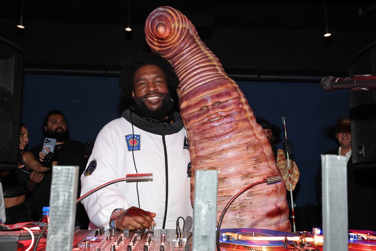 Para amenizar la noche con música estuvo Questlove, quien se dejó ver vestido de astronauta.