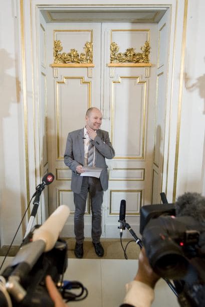 Vargas Llosa, nacionalizado español en 1993, es un "autor comprometido con la sociedad", dijo el secretario de la Academia sueca, Peter Englund, tras anunciar el premio.