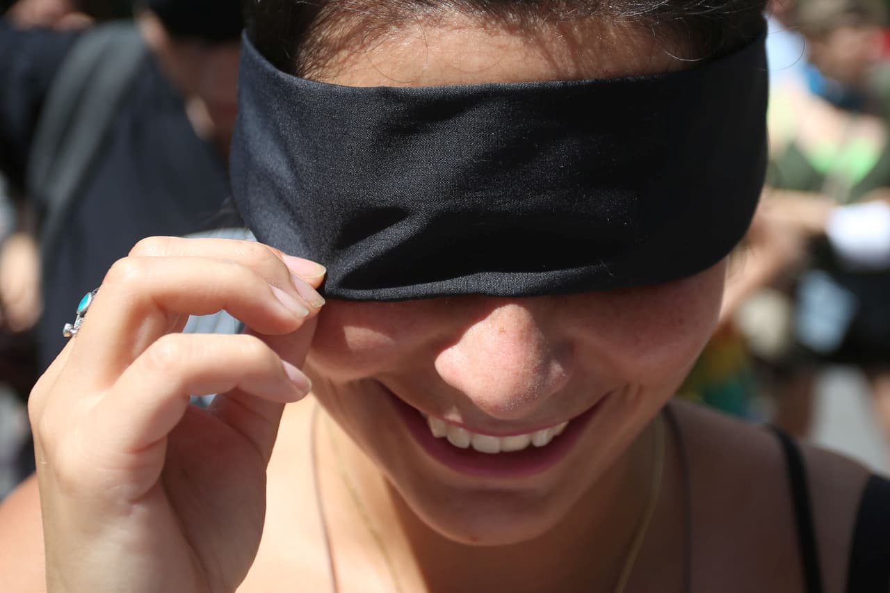 Los ojos tapados, casi siempre con una banda negra: una de las características que ha sido mantenida en cada manifestación.