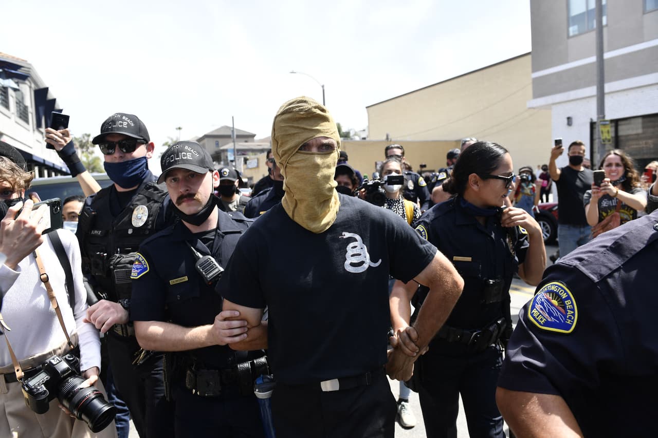 La orden de la policía pidió a una multitud rebelde en el área de 5th Street y Walnut Avenue que se dispersara y pidió a otros que evitaran el área. 
<br>