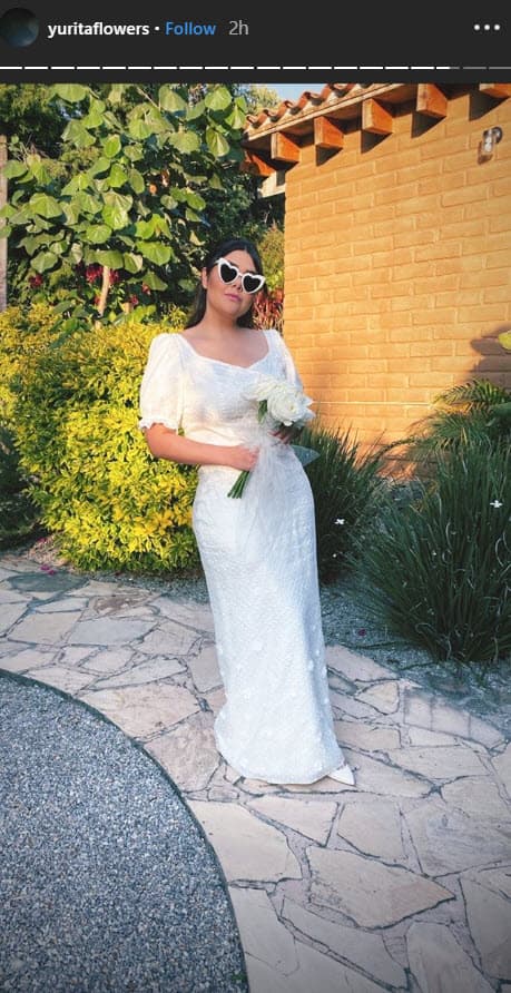 <b>Así posaba <a href="https://www.univision.com/famosos/nadie-sabe-por-que-pero-la-cantante-yuridia-solicito-un-amparo-para-que-las-autoridades-mexicanas-no-la-arresten-fotos">Yuridia</a> su vestino de novia.</b> Para esta fotografía no usó el velo.