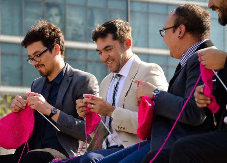 Los hombres que se pusieron a tejer para derribar prejuicios