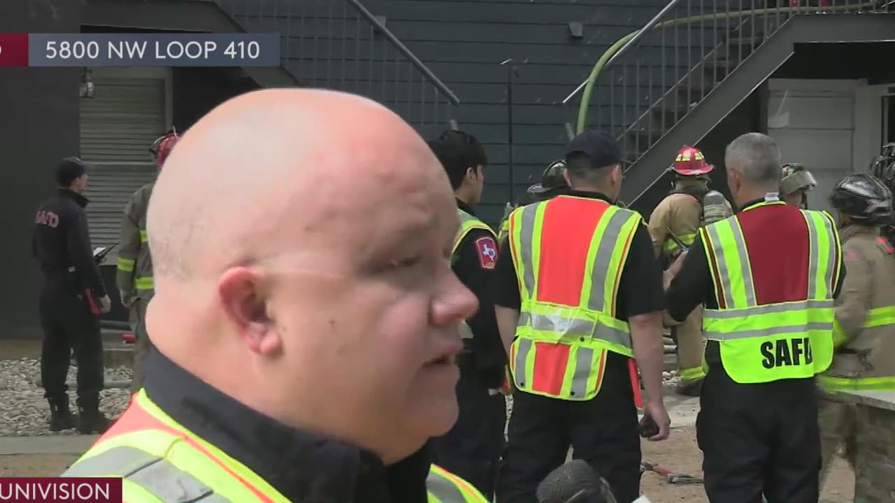 Bomberos combaten incendio en complejo de apartamentos en San Antonio