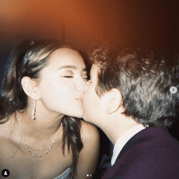 “¿Tres años? Eso es bastante 'guay', supongo. Feliz aniversario, sol”, fue el texto que escribió para su novia.