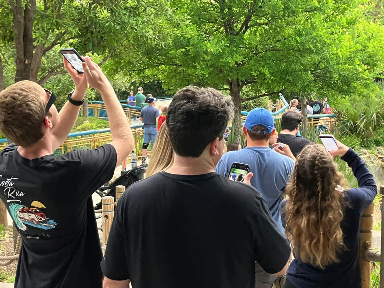En el Zoológico de Fort Worth, varios visitantes estuvieron viendo el eclipse para ser testigos de cambios en el comportamiento de los animales.