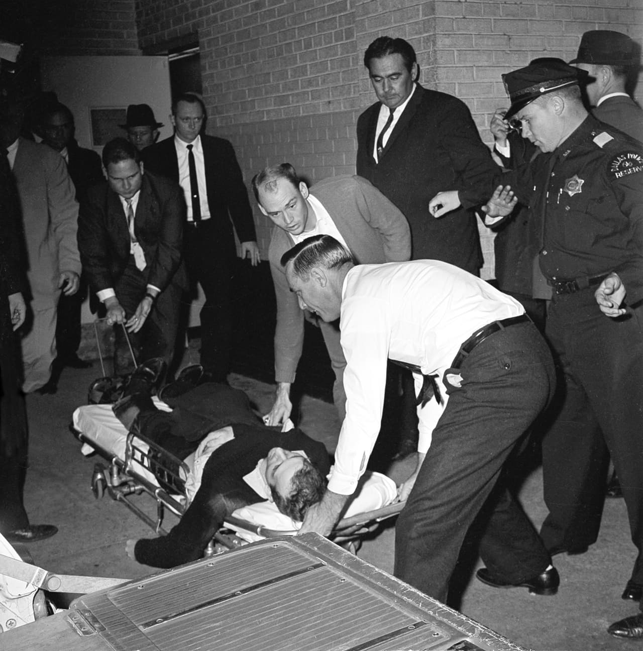 La investigación se complicó cuando Lee Harvey Oswald fue asesinado mientras era trasladado por la Policía. Jack Ruby, un empresario de Dallas se abrió paso entre la multitud de policías y periodistas para alcanzar al presunto asesino del presidente y dispárale desde muy cerca con una pistola. En la fotografía, Oswald luego de ser herido por Jack Ruby.
<br>