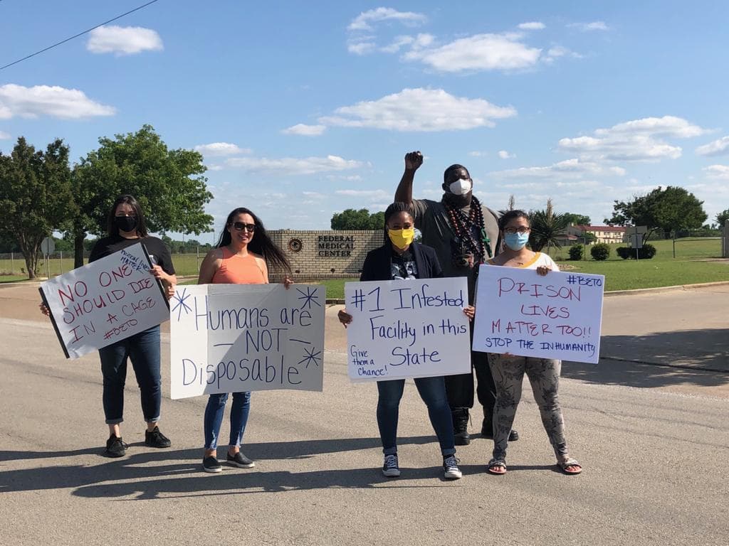 Realizan protestas para pedir la liberación de reos de la cárcel Federal Medical Center bajo riesgo por el coronavirus en Fort Worth