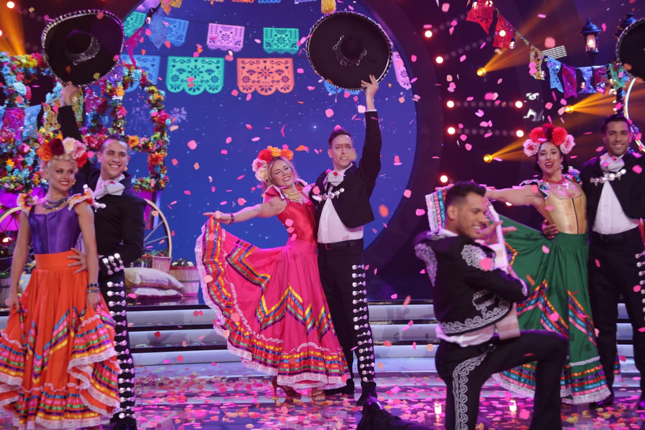 Para continuar con la fiesta especial de Halloween y Día de Muertos, en Mira Quién Baila se realizó un número con motivo del próximo estreno de la película 'Coco'.