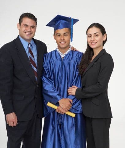 Apoya a tus hijosLas encuestas demuestran que todos los padres hispanos están conscientes de que una buena educación, una educación completa, es decir mas allá de escuela secundaria, es la clave para una mejor vida. Esto requiere dedicar tiempo y esfuerzo de parte de los padres. Ser ejemplo y motivadores, buscar activamente la creación de esta red de apoyo en la familia, la escuela y la comunidad. Y esto se logra con acciones sencillas y cotidianas, participando con la escuela, registrándolos en programas en la comunidad, teniendo comunicación abierta y continua con sus mentores, asegurándose que los roles a seguir sean positivos y no negativos.