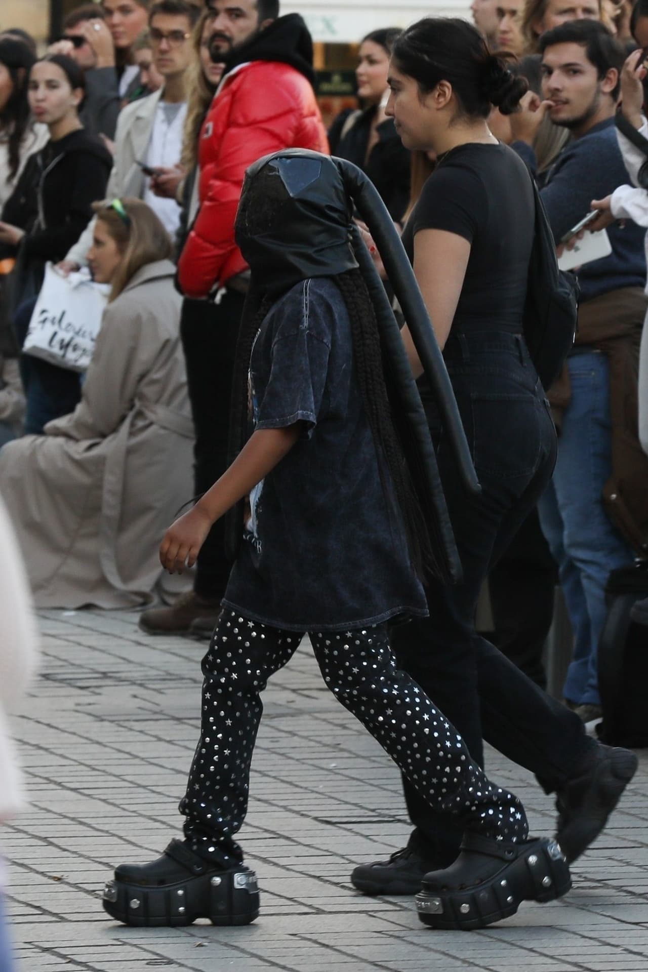 North acaparó la atención de la prensa cuando fue captada saliendo del hotel en donde se hospedaba, pero llevaba puesta una máscara.
<br>