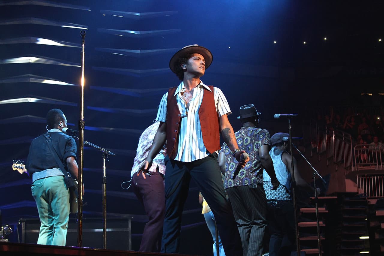 <b>Bruno Mars</b>: nació en Honolulu, Hawái. Su verdadero nombre es Peter Hernández y su papá es un puertorriqueño de Nueva York. 
<br>