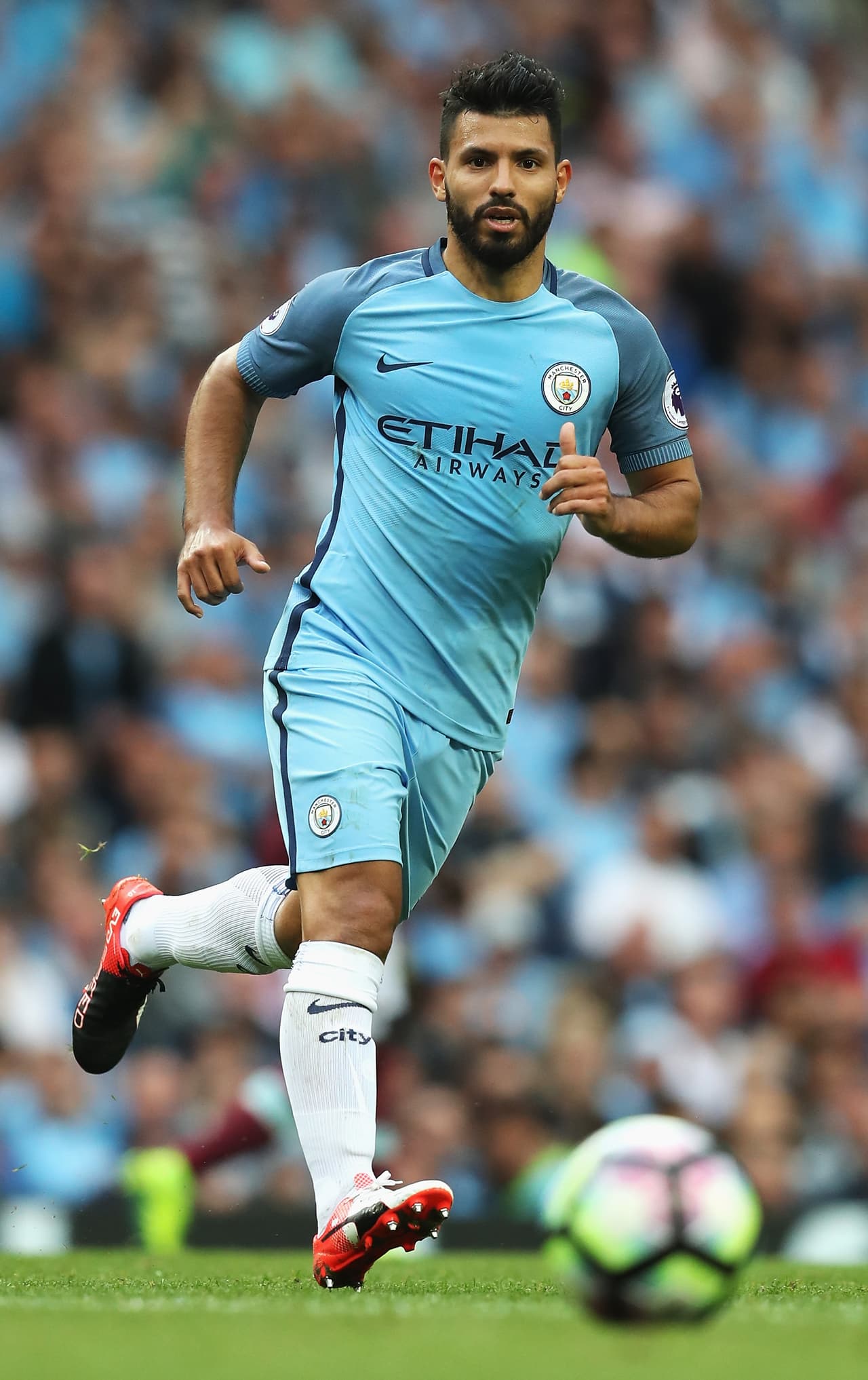 Sergio 'Kun' Agüero podría ser suspendido en la Premier por un codazo que captaron las cámaras