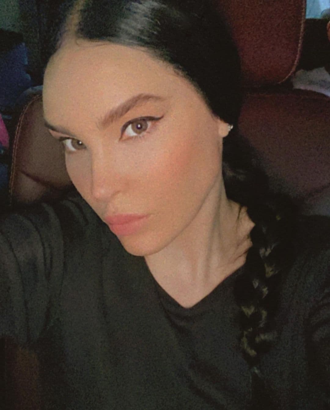 En este 2021, pudimos ver a 
<a href="https://www.univision.com/famosos/nodal-muestra-a-belinda-como-nunca-con-un-sensual-y-provocativo-baile-video">Belinda</a> con el cabello castaño oscuro y color de ojos café, dejando de lado su tradicional rubio y ojos azules, por los que es tan conocida. Todo se dio como parte de una broma que le hizo al grupo Kinky y la idea era que no la reconocieran, por su puesto lo logró.