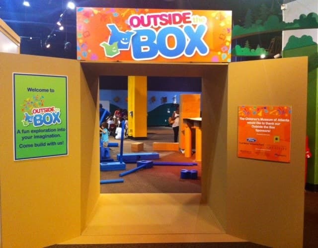 <b>Evento</b>: Outside the Box
<br>
<b>Fecha</b>: A partir del 20 de enero
<br>
<b>Lugar</b>: Children's Museum of Atlanta. 275 Centennial Olympic Park Drive. Atlanta, GA
<br>
<b>Sitio web</b>: 
<a href="https://childrensmuseumatlanta.org/">https://childrensmuseumatlanta.org/</a> 
<br>
<br>Outside the Box, que debutó en 2014, inspirará a los niños (y a los adultos) a convertirse en pensadores creativos mientras descubren los componentes básicos de las matemáticas, la ingeniería y la tecnología. Las familias pueden regresar a la exhibición Outside the Box cada mes desde el 20 de enero hasta el 5 de mayo para disfrutar de una nueva experiencia de aprendizaje, ya que las actividades destacadas y la programación cambian mensualmente.