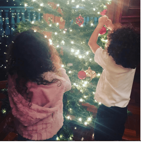 Los gemelos son tan festivos como su mami y disfrutan de hacer las cosas típicas de la temporada.