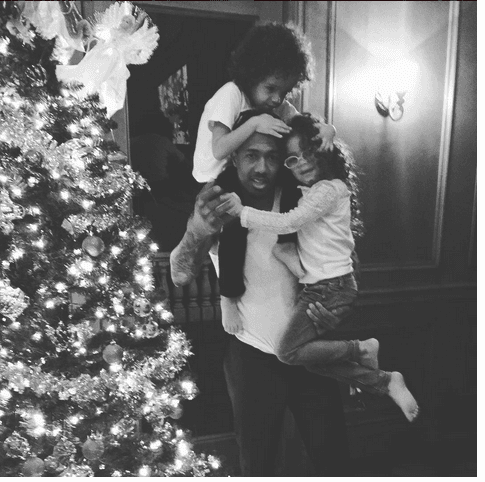 Aunque no los tiene de tiempo completo, Nick trata de disfrutar cada minuto junto a sus traviesos hijos.