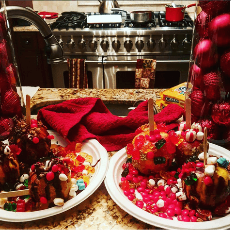 Pero Nick tiene sus momentos lindos sólo con sus hijos como esta imagen en la que puso: "Niños dormidos y yo no sé cómo hará Santa para comerse este desorden".