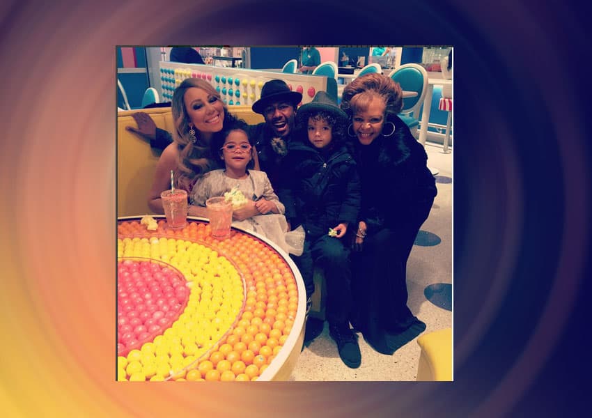 Mariah está pasando por un gran momento, ya que también ha mejorado la relación con el padre de sus hijos, Nick. El rapero compartió una foto en la que está con la cantante, los niños y la abuelita Beth.