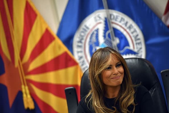 Reciben con protestas a la primera dama Melania Trump en su segunda visita a la frontera