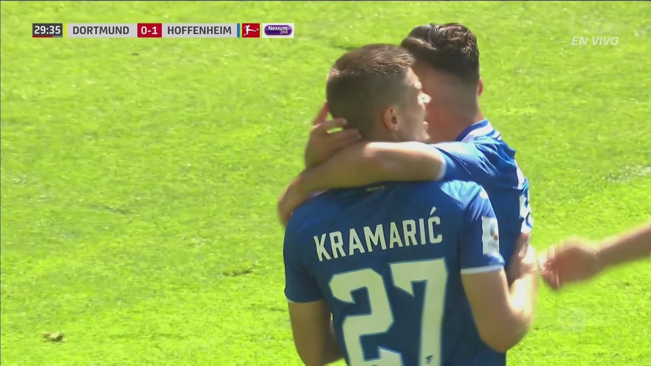 ¿Fuera de lugar? Kramarić encuentra el balón en el área y empuja el balón para el 2-0