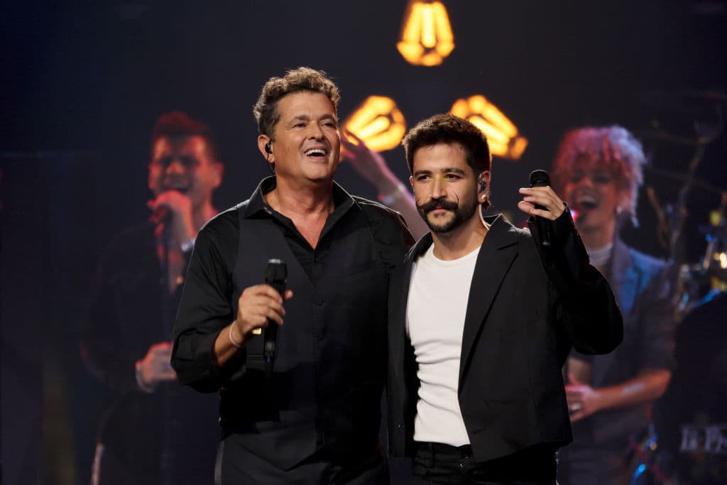 Carlos Vives y Camilo juntos en el escenario.