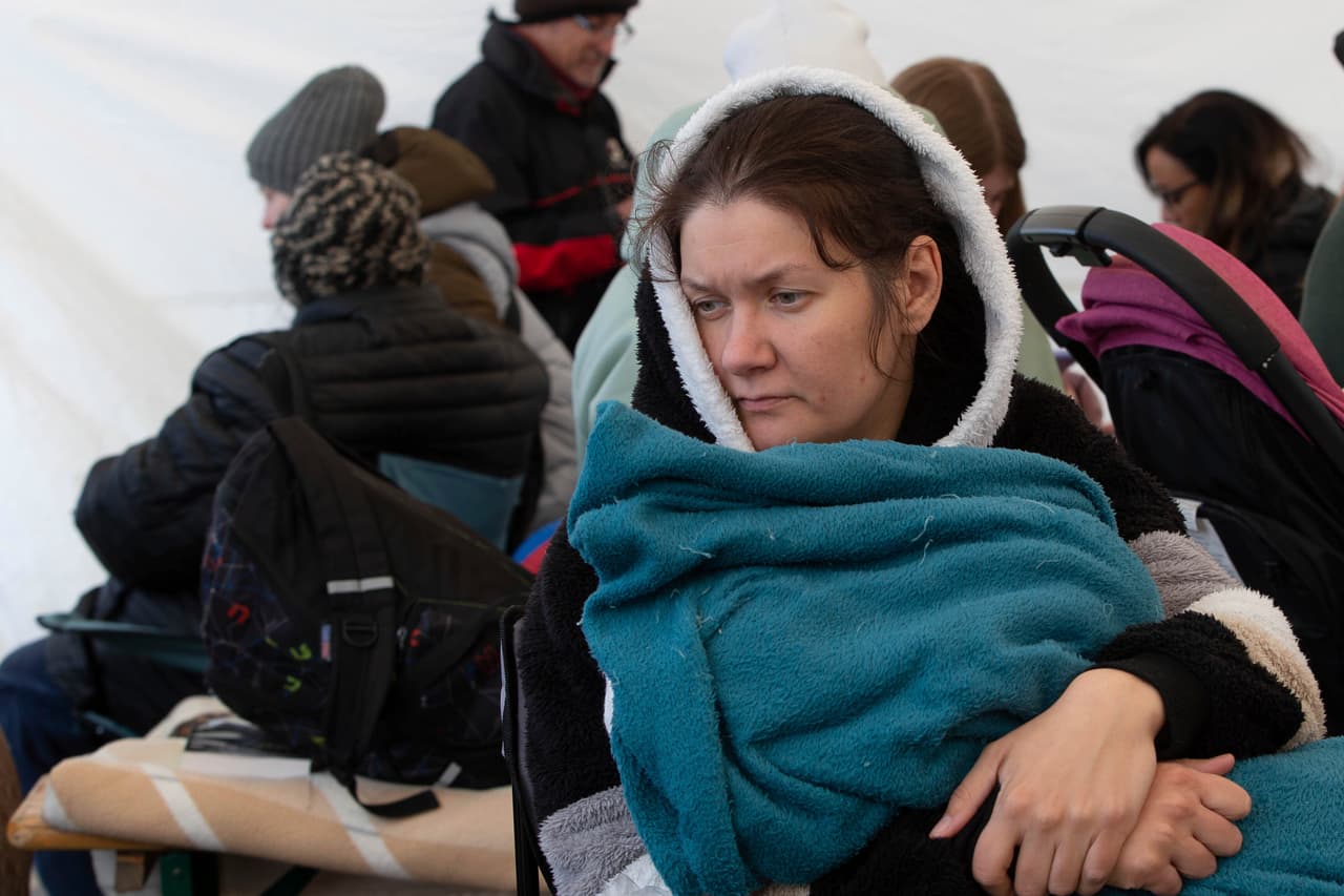 Alina Gafarova sostiene a su hija de un año, Zahra, en uno de los campamentos que ha recibido a los refugiados de
<a href="https://www.univision.com/noticias/mundo/guerra-rusia-ucrania-esta-familia-quiso-huir-de-los-bombardeos-con-sus-dos-hijos-pero-no-lo-logro">Irpin, una ciudad cercana a Kiev,</a> en el norte de Ucrania, que fue víctima de los bombardeos durante el fin de semana.